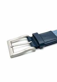 Granatowy pleciony pasek z skórzanymi akcentami i matową srebrną klamrą metalową. Charakteryzuje się gładką teksturą i prostym designem.