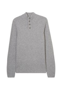 Suéter de punto gris con cuello alto, tapeta de cinco botones, puños y dobladillo acanalados. Presenta una tela texturizada con un patrón sutil.
