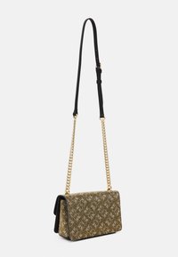 Borsa a spalla in tessuto con motivo dorato, rifinita con pelle nera, con una catena dorata spessa e un design a pattina.