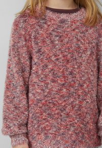 Miękki sweter typu pulower w czerwonych i fioletowych odcieniach z błyszczącymi nitkami. Posiada okrągły dekolt i długie rękawy, z prążkowanymi mankietami i krawędzią.