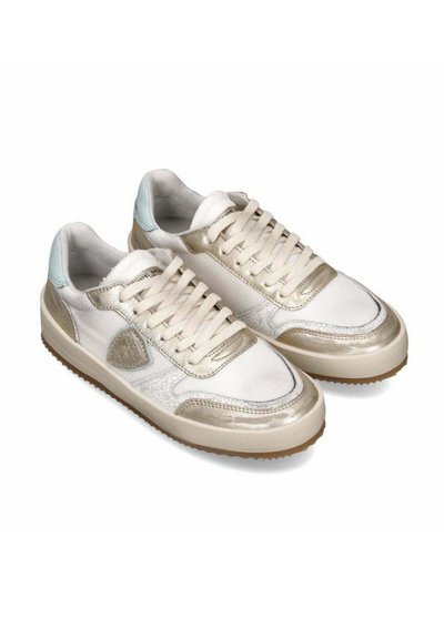 Sneakers in rete bianca con accenti metallici dorati. Punta arrotondata, lacci piatti, linguetta sul tallone blu chiaro, design testurizzato sul lato, suola in gomma.
