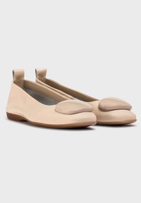 Ballerine in pelle beige con punta rotonda e accentuazione lucida beige. Presentano una texture liscia e un design a tacco basso.