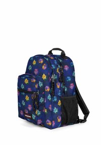 Blommönstrad ryggsäck med marinblå bakgrund, som har två zippered fack, en framficka och ett sidofack i mesh. Svarta remmar.