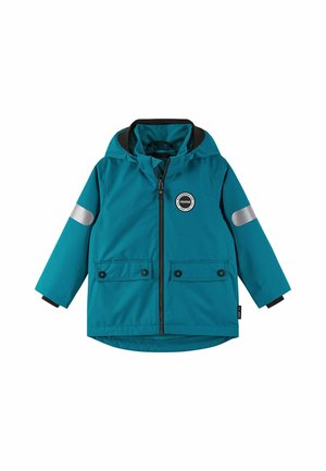 Giacca impermeabile color teal con cappuccio, zip frontale, due tasche applicate e dettagli riflettenti sulle maniche. Fodera interna nera e patch con logo.