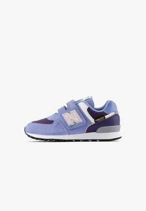 Baskets pour enfants New Balance violet et bleu marine avec deux bandes velcro et semelle intermédiaire blanche sur fond blanc.