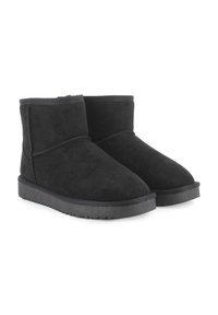 Botas de tobillo de ante negro con punta redonda, suela de goma plana y detalles de costura mínimos. Diseño simple sin hardware visible.