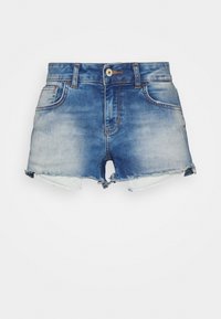 Shorts de mezclilla azul con lavado desgastado, dobladillos deshilachados, botón y cremallera en la parte frontal, y diseño de cinco bolsillos.