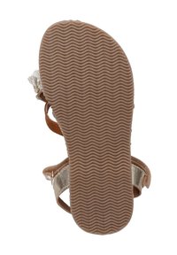 Bruine rubberen zool met een golvende textuur, voorzien van beige banden en metalen accenten, ontworpen voor open-teen schoenen met een platte profiel.