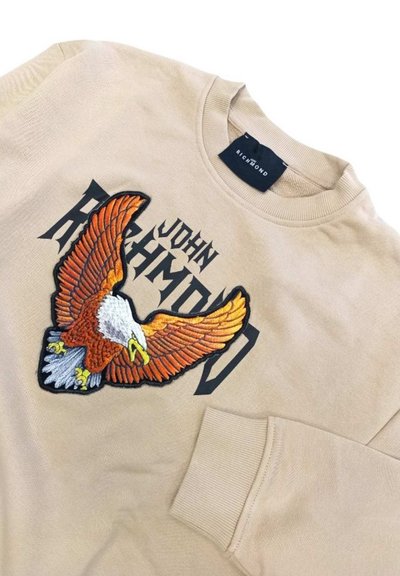 Felpa beige con ricamo di un'aquila arancione e bianca, scritta nera "JOHN RICHMOND" e polsini e collo a costine.