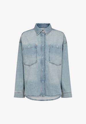 Jasnoniebieska kurtka jeansowa z długimi rękawami, dwoma dużymi przednimi kieszeniami, kołnierzem i zapięciem na zatrzaski na środku.