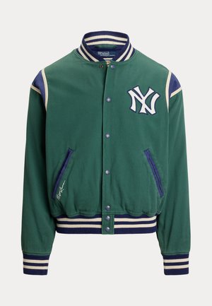 Groen varsityjack met wit New York-logo, contrasterende marineblauwe accenten, geribbelde manchetten en kraag. Voorzien van drukknopen en zijzakken.