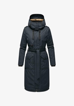 Tengerészeti kék párnázott kabát magas gallérral, állítható kapucnival, övvel és két elülső zsebbel. Cipzáros záródással és bordázott mandzsettákkal rendelkezik.