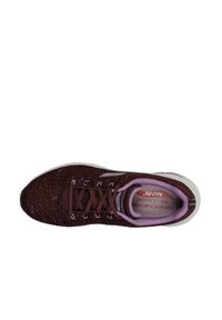 Scarpa sportiva bordeaux con parte superiore in rete testurizzata, interno a contrasto viola e chiusura con lacci. Dotata di suola imbottita per il comfort.