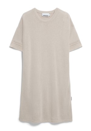 Beige gestricktes Kleid mit kurzen Ärmeln und rundem Ausschnitt, das strukturierte Details an den Ärmeln und eine gerade, entspannte Passform aufweist.