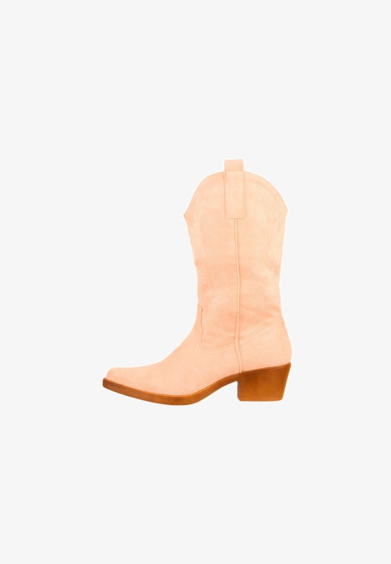 Bota vaquera de ante rosa claro con punta puntiaguda y tacón apilado. Presenta costuras decorativas y una lengüeta para tirar en la parte superior.