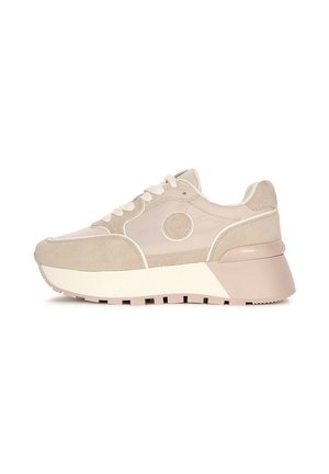 Beżowe sneakersy z połączeniem zamszu i gładkiego materiału, z masywną białą podeszwą, okrągłym detalem logo oraz sznurowadłami w dopasowanej kolorystyce.