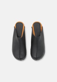 Pavement Clogs - black