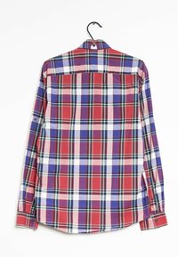 Camicia a maniche lunghe a quadri rossi e blu con colletto button-down, caratterizzata da un orlo curvo e polsini con bottone. Realizzata in tessuto leggero.