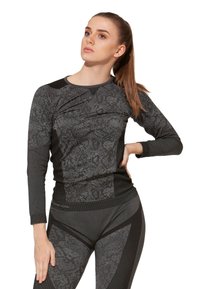 Maglietta sportiva a maniche lunghe in tessuto grigio scuro con motivo a stampa serpente, caratterizzata da un design aderente e accenti neri a contrasto sulle spalle.