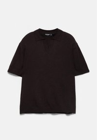 Chemise en tricot noire à manches courtes avec col et ouverture en V, posée à plat sur un fond blanc.