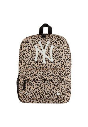 Zaino con stampa leopardata beige e nera, grande logo NY stilizzato bianco, tasca frontale con zip e anello di manico nero sulla parte superiore.