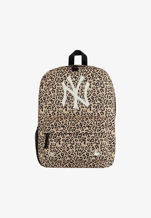 Mochila con estampado de leopardo en tonos marrón claro y negro, gran logo estilizado blanco de NY, bolsillo frontal con cremallera y asa de color negro en la parte superior.