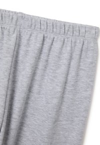 Pantalones grises con cintura elástica hechos de un tejido suave y texturizado, con una cintura fruncida y un sutil patrón jaspeado a lo largo.