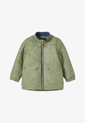 Giacca trapuntata verde con collo alto, cerniera frontale, due tasche applicate con bottoni e polsini elasticizzati. Tessuto morbido e design leggero.