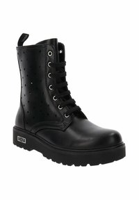 Bota de tobillo de cuero negro con diseño perforado, parte frontal con cordones, cuello acolchado y suela de goma negra gruesa. Cuenta con herrajes de marca.