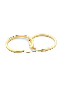Pendientes de aro de oro con un diseño circular elegante, acabado pulido y un cierre de enganche seguro. Textura suave con mínimas embellishments.
