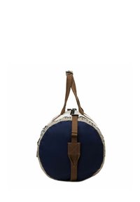 Borsa duffel rotonda con fondo blu navy e parte superiore beige. Presenta manici marroni e una chiusura con zip. Testo lungo il bordo superiore.
