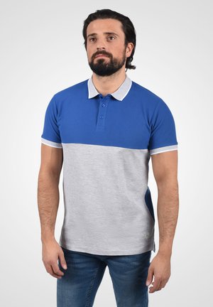 Plava i siva kratka majica s kragnom s dvobojnim dizajnom, koja sadrži sivu kragnu i placket s tri gumba, izrađena od glatkog materijala.