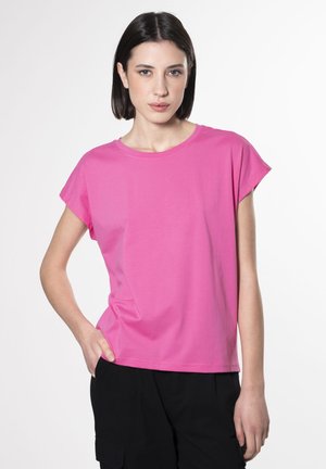 Roze T-shirt met korte mouwen, ronde hals en een ontspannen pasvorm, gemaakt van gladde stof. Weergegeven tegen een lichte achtergrond.
