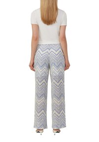 Wijde broek met een zigzagpatroon in blauw, wit en paars. Gemaakt van lichtgewicht stof. Voorzien van een comfortabele hoge tailleband.