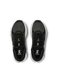 Schwarze Sportschuhe mit einem Obermaterial aus Mesh, weißen Akzenten und einer gepolsterten Sohle. Mit einem Logo auf der Zunge und verstäktem Absatz.