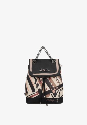 Mochila de lienzo con acentos de cuero negro, que presenta patrones abstractos en rosa, beige y marrón. Asa de cadena y cierre con cordón.