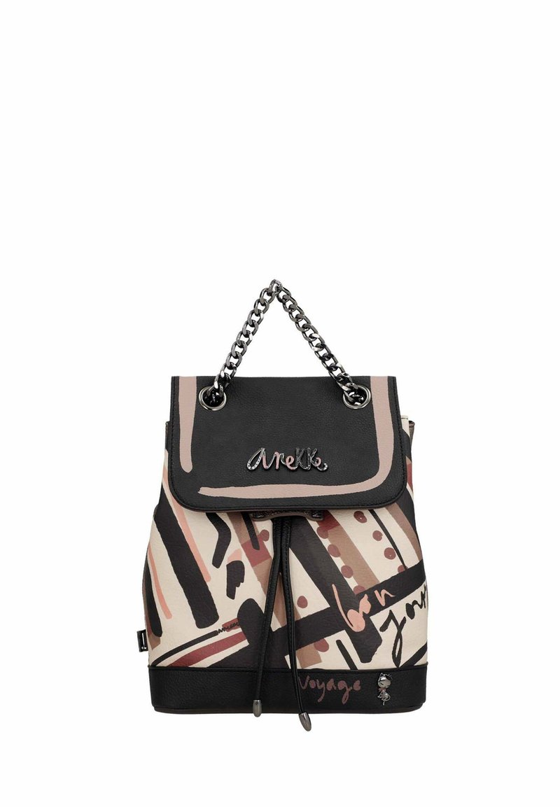 Mochila de lienzo con acentos de cuero negro, que presenta patrones abstractos en rosa, beige y marrón. Asa de cadena y cierre con cordón.