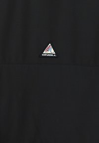 Zwarte sweatshirt met een getextureerde driehoekige patch met een blauwe graphic en de merknaam "O'Neill" in het wit in het midden.