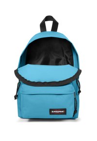 Mochila de tela azul con interior negro, bolsillo frontal, cierre de cordón y parche con el logo de Eastpak en el frente. Incluye correas ajustables.