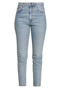 Jean en denim bleu clair taille haute avec une coupe slim, un design à cinq poches et un léger dégradé sur les jambes.