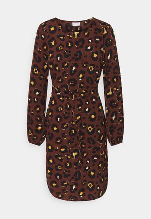 Robe marron à manches longues avec imprimé léopard noir, jaune et orange, col rond et ceinture en tissu assortie à la taille.