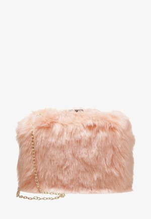 Bolso de mano rectangular rosa de pelo sintético con una cadena dorada como asa y un pequeño cierre dorado en la parte superior.