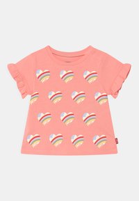 T-shirt rosa de manga curta com mangas em babados, apresentando um padrão repetido de corações arco-íris em várias cores na frente.