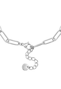 Collana in argento con maglie allungate, chiusura a moschettone e catena regolabile con un pendente rotondo.