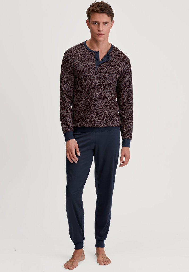 Ensemble de loungewear à motif marine et bourgogne comprenant un haut à manches longues avec un col à boutons et un bas à taille élastique avec des poignets.