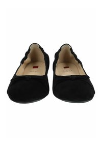Ballerine in suede nera con punta tondeggiante, bordi a scollatura e un fiocco decorativo sulla parte anteriore. L'interno presenta una soletta con marchio.
