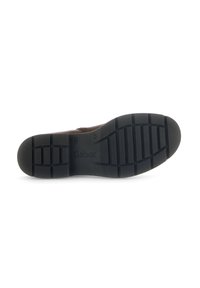 Braune Schuhsohle mit strukturierter Oberfläche; verfügt über tiefe Rillen für besseren Halt und den Markennamen "Gabor", der nahe der Ferse geprägt ist.