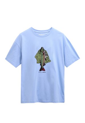 Γαλάζιο κοντομάνικο μπλουζάκι με γραφικό που απεικονίζει ένα πράσινο μπουφάν και ένα μεγάλο ψάρι που κρέμεται μέσα του, με ονόματα εμπορικών σημάτων κάτω από το γραφικό.