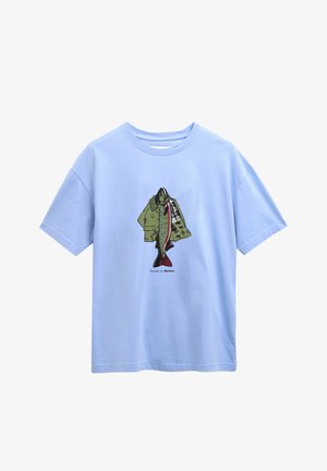 Helehall sinine lühikeste varrukatega T-särk, millel roheline jope ja selle sees rippuv suur kala ning graafika all brändinimed.