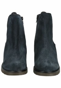 Botas de tobillo de ante en azul oscuro con una textura suave, que cuentan con una puntera redondeada, cierre de cremallera y una suela de goma duradera.